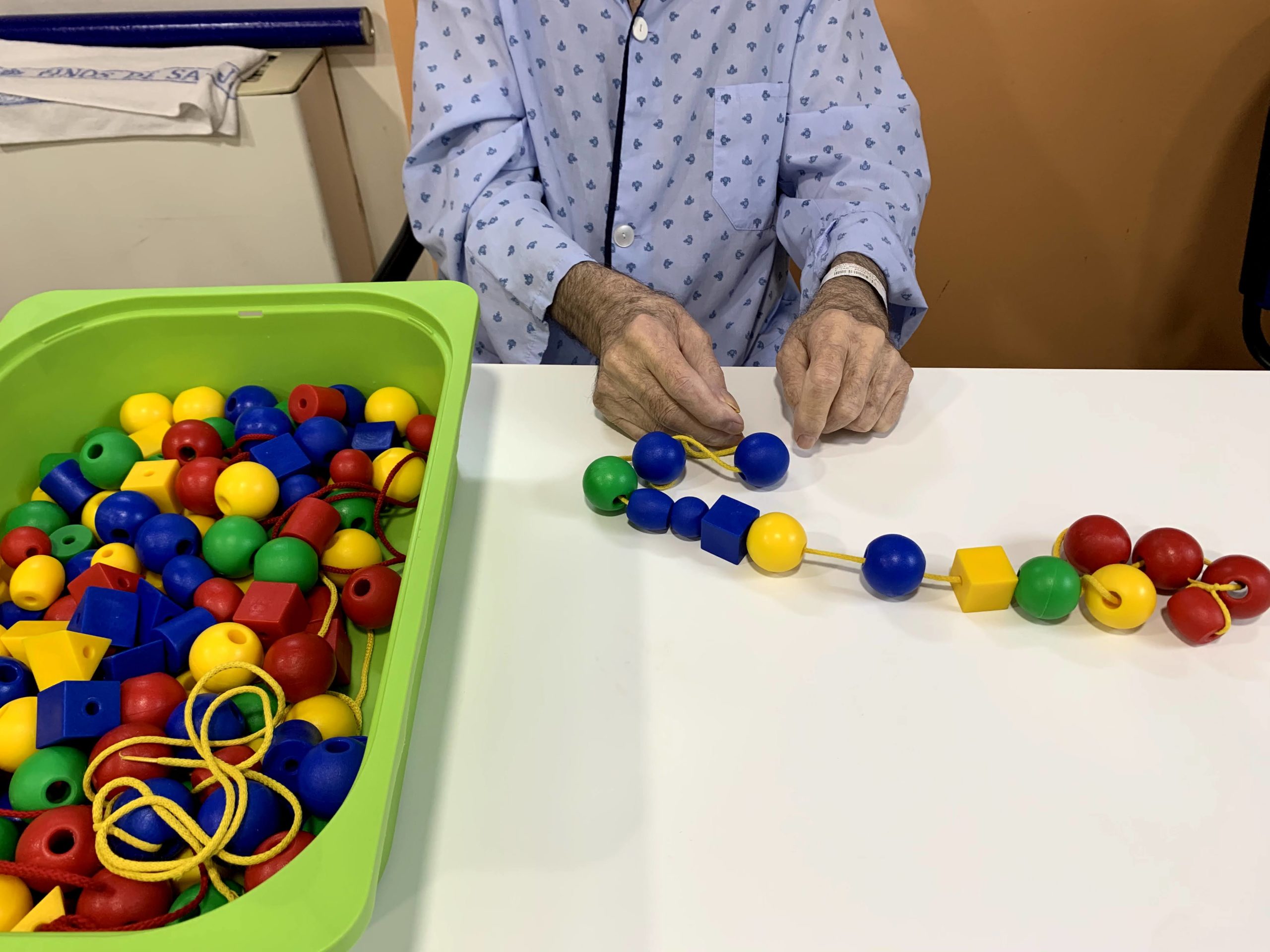 Ejercicio con paciente en terapia ocupacional Fundación Instituto San José