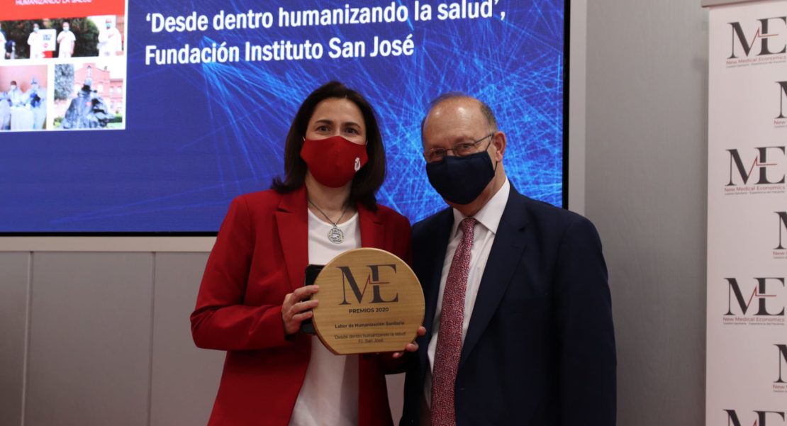 Natalia Paz recoge de manos de José María Martínez el premio NME 2020