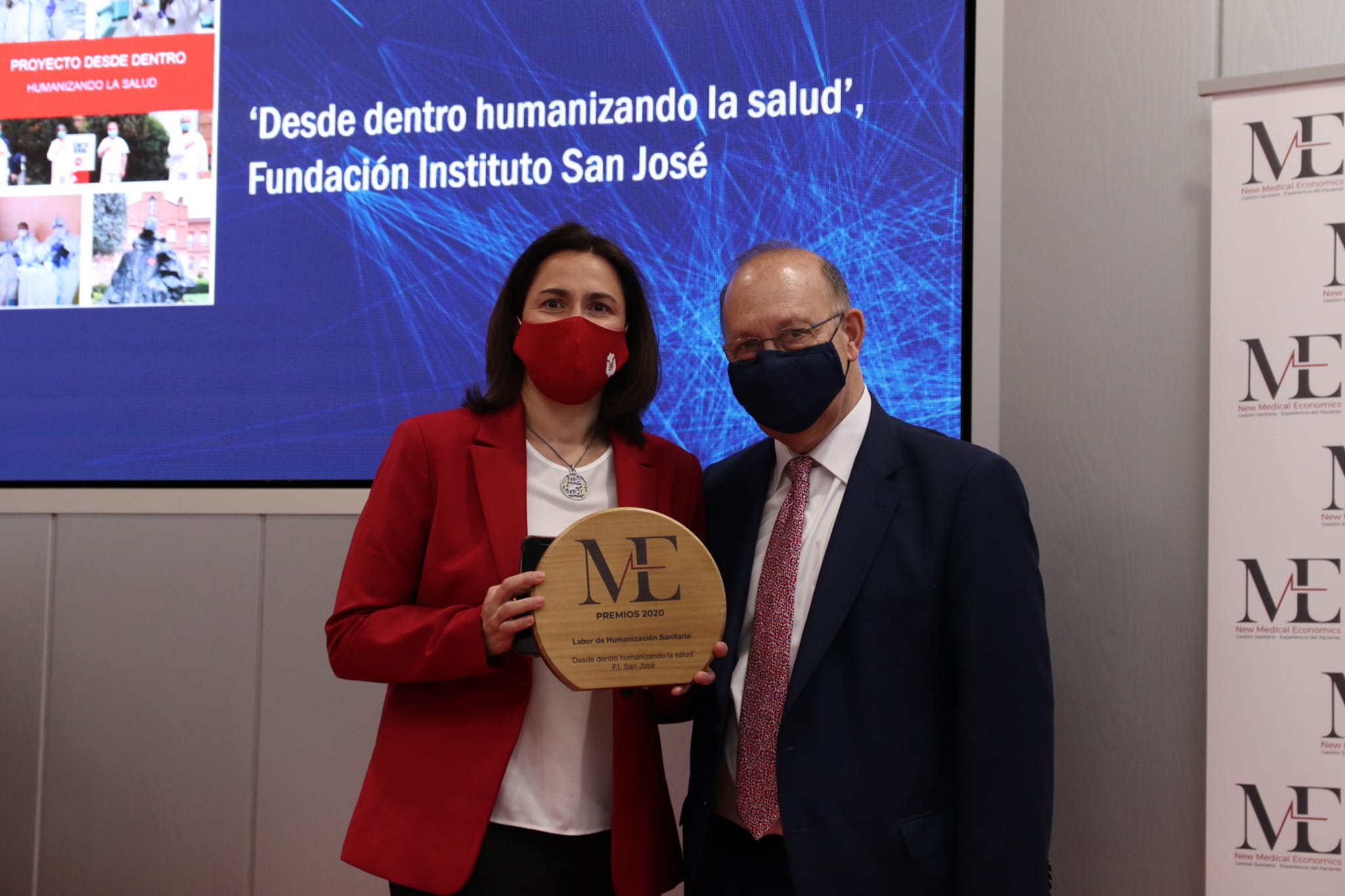 Natalia Paz recoge de manos de José María Martínez el premio NME 2020